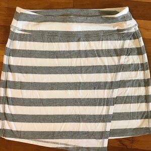 Athleta Striped Skirt in Size Small (grey/white)